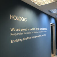 Adesivo personalizado com recorte eletrônico.