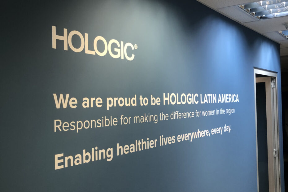 Adesivo personalizado com recorte eletrônico.