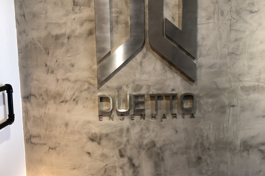 Letra-caixa em aço escovado.