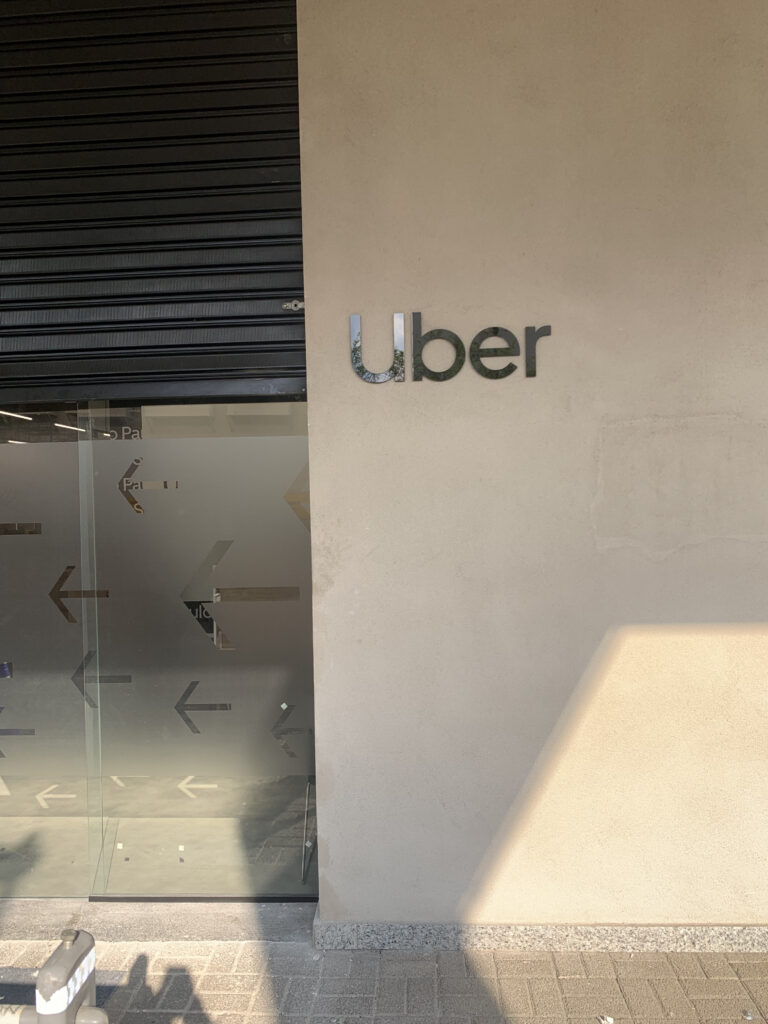 Letra-caixa em acrílico.