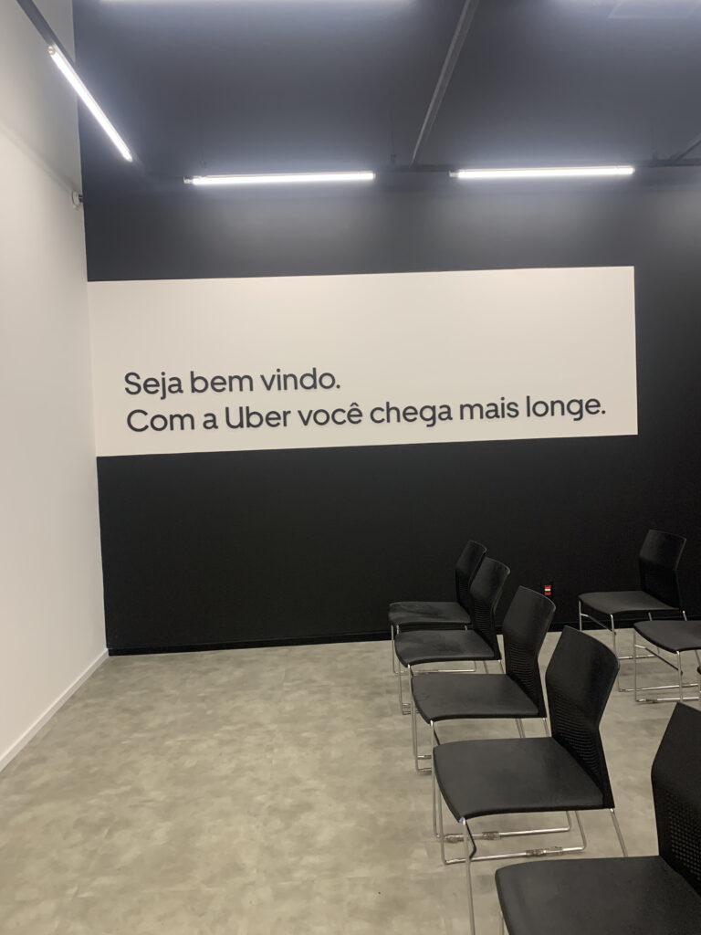 Letra-caixa em acrílico.