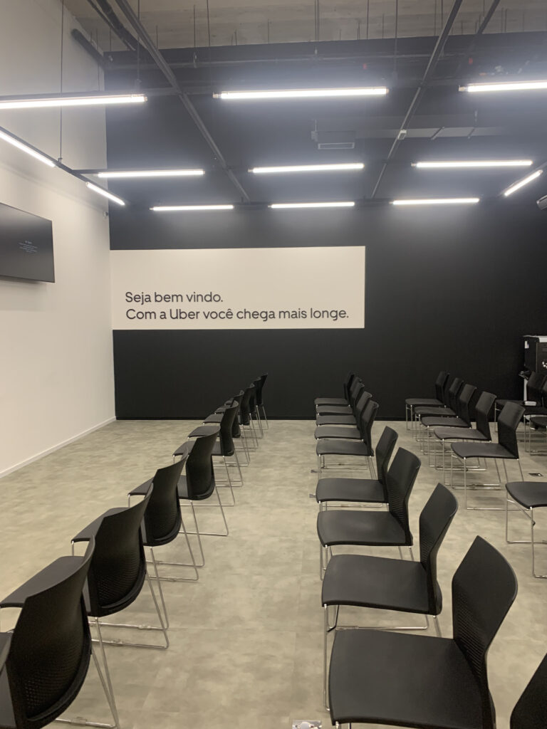 Letra-caixa em acrílico.