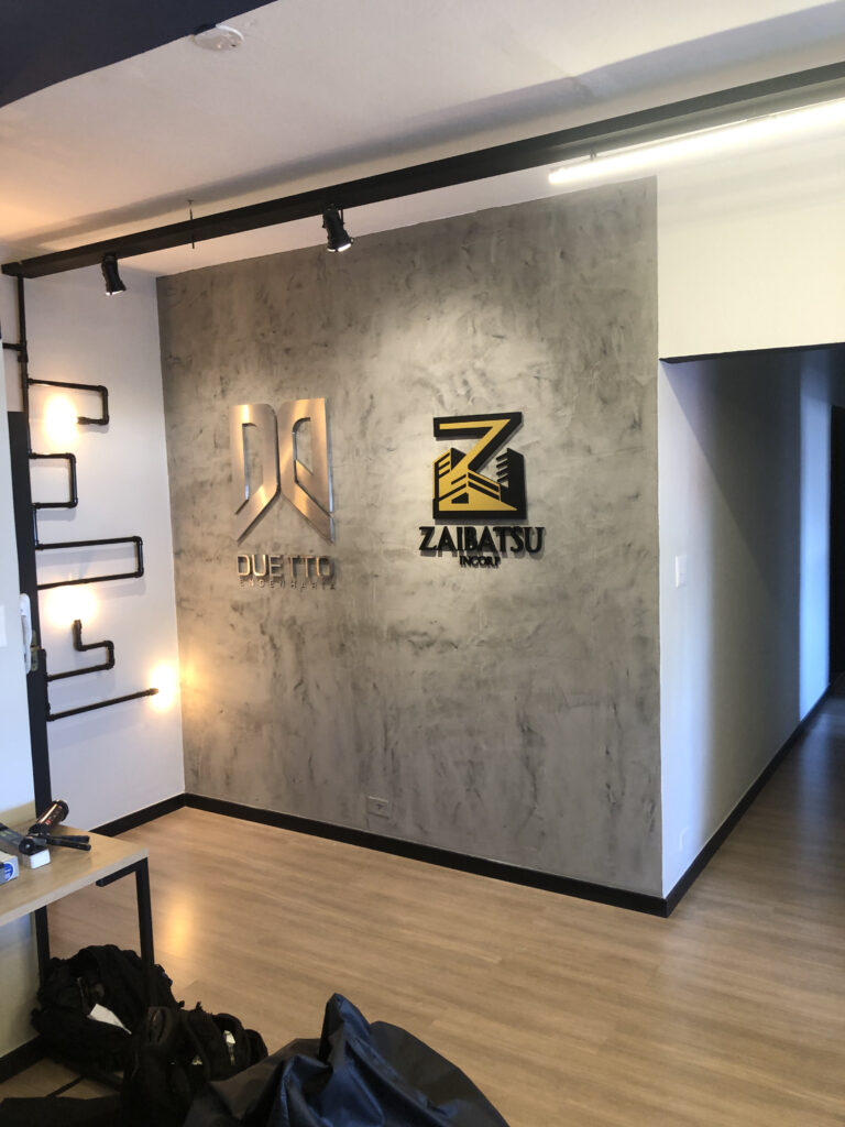 Letra-caixa em chapa galvanizada.