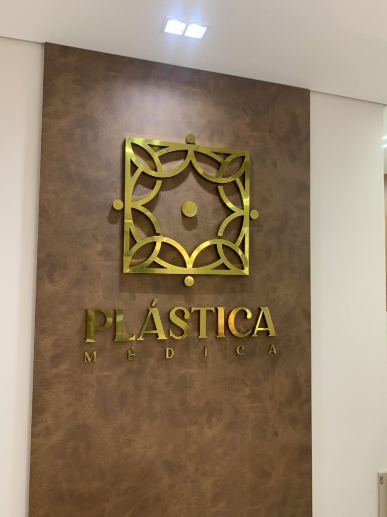 Letra-caixa em latão polido.