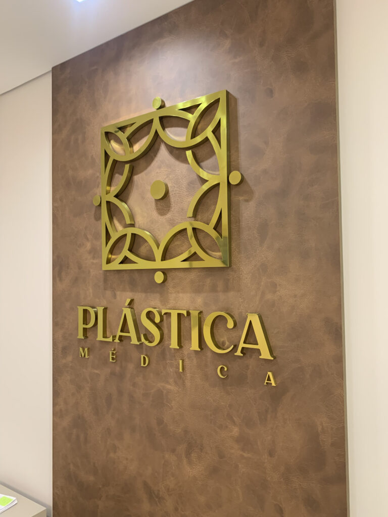 Letra-caixa em latão polido.