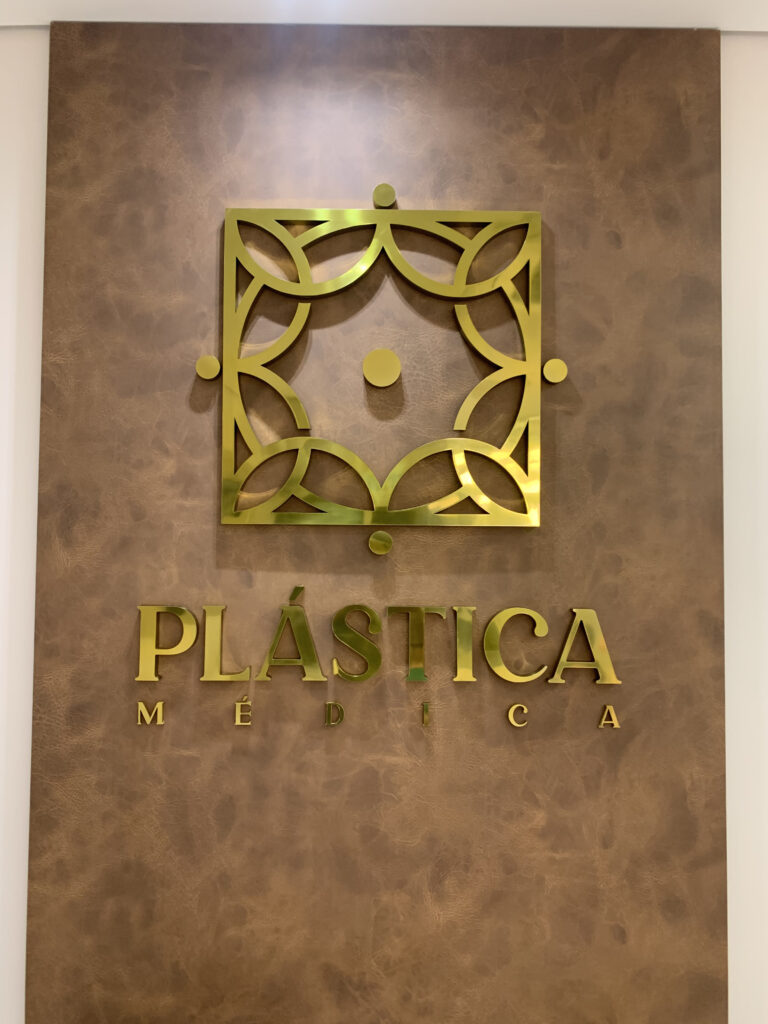 Letra-caixa em latão polido.