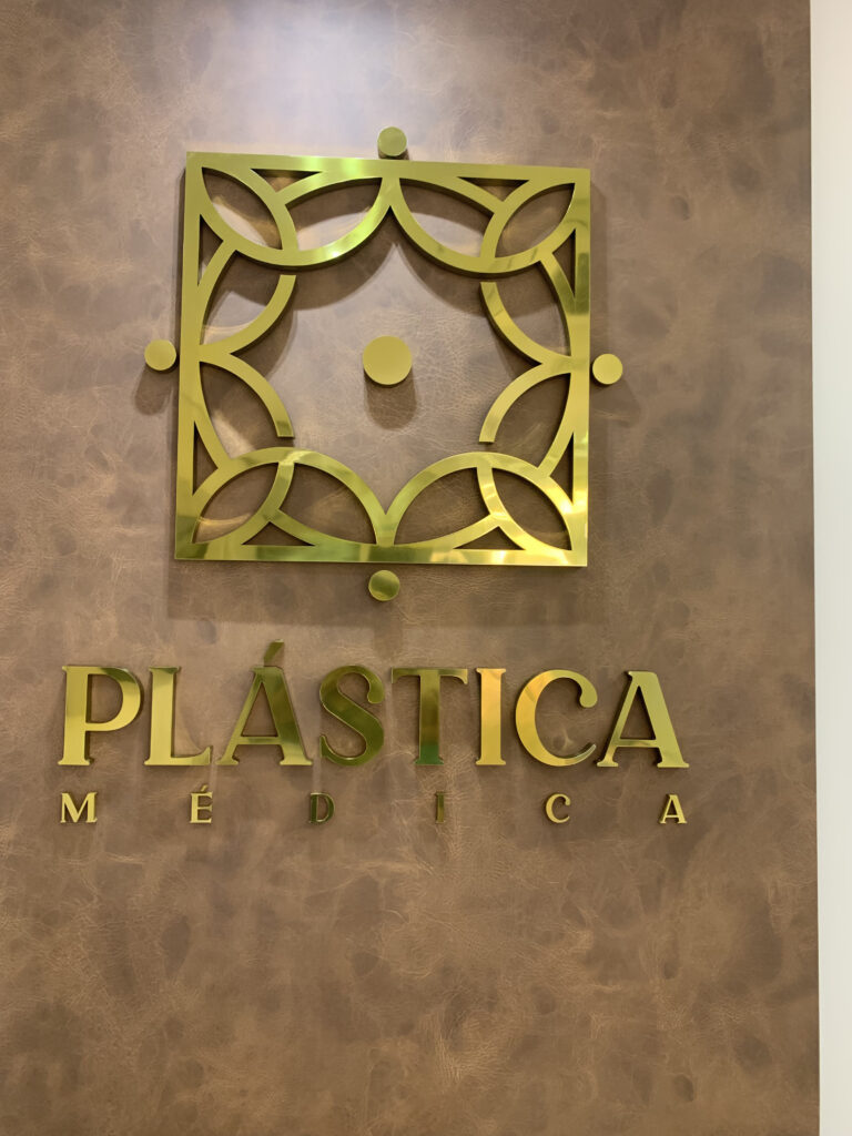 Letra-caixa em latão polido.