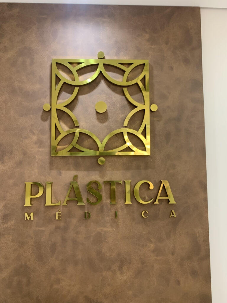 Letra-caixa em latão polido.