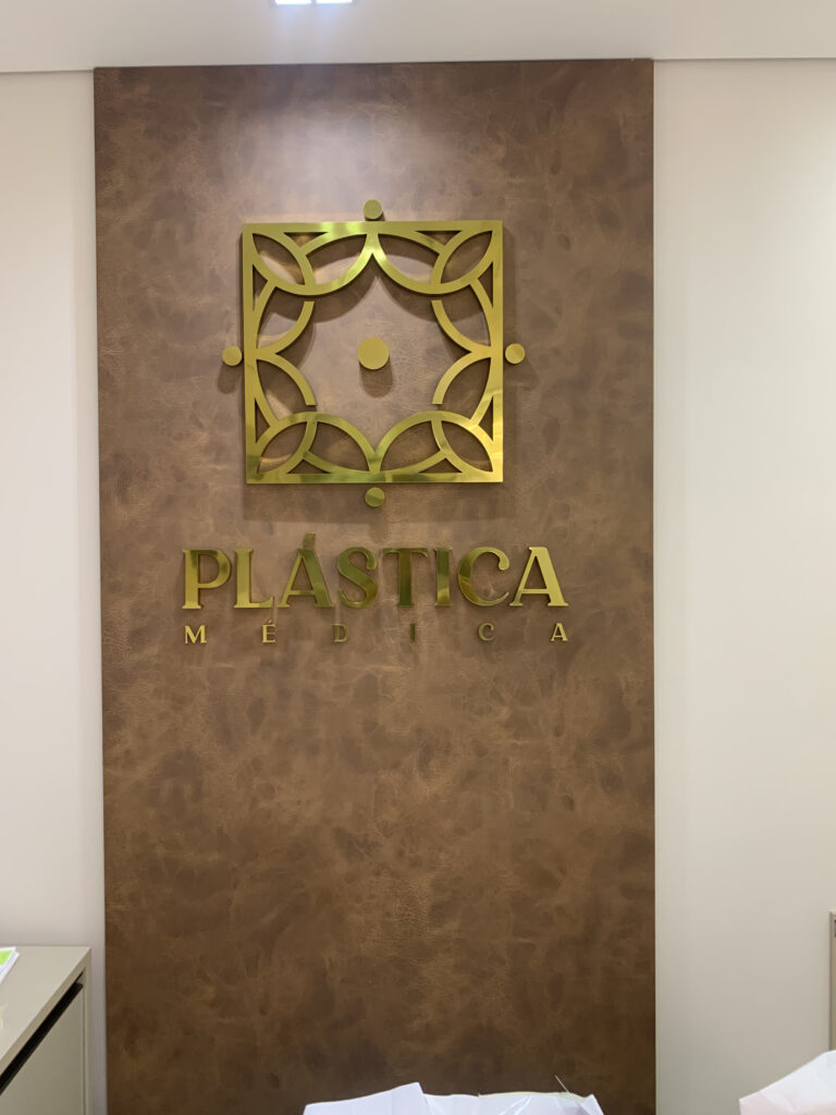 Letra-caixa em latão polido.