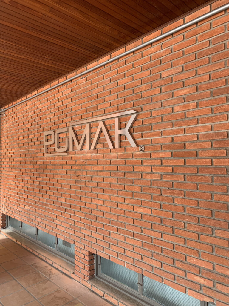 Letreiro em aço inox escovado.