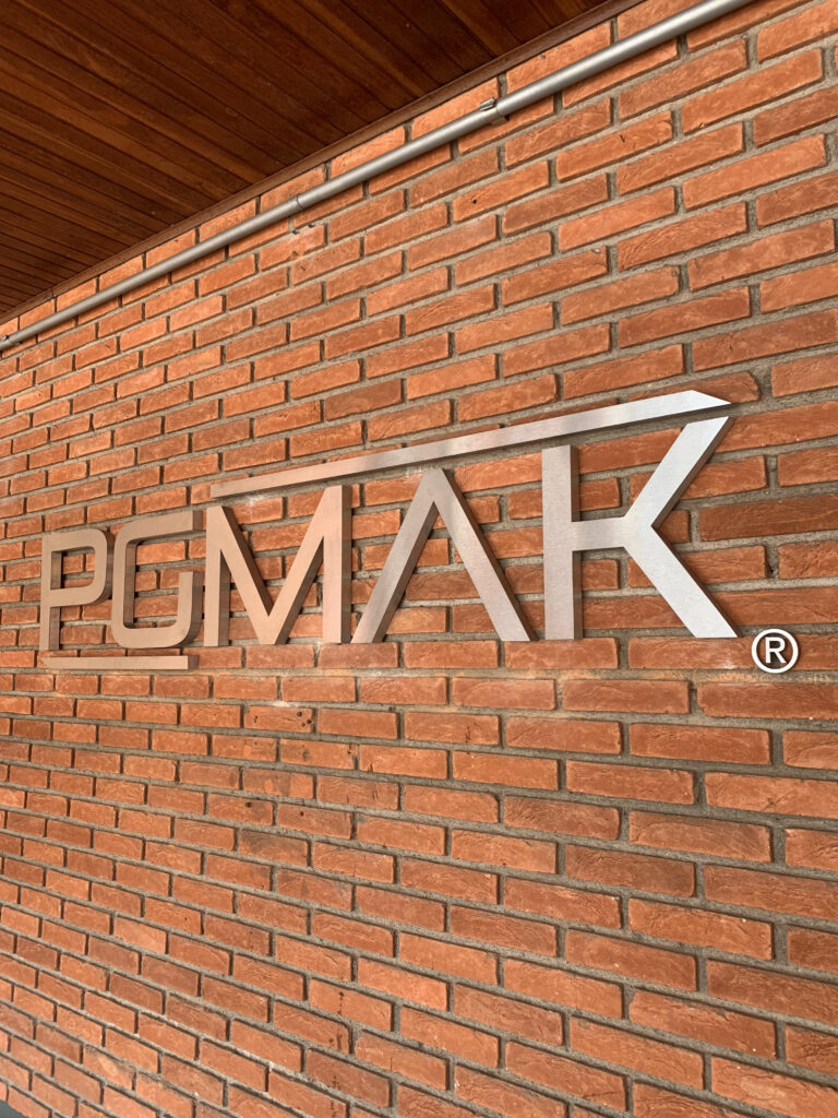 letreiro em aço inox escovado.