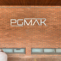 Letreiro em aço inox escovado.