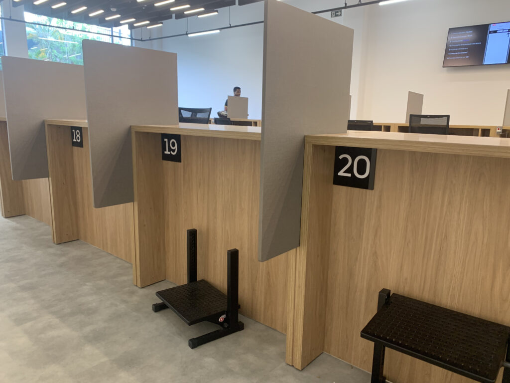 Placa de identificação de espaço.