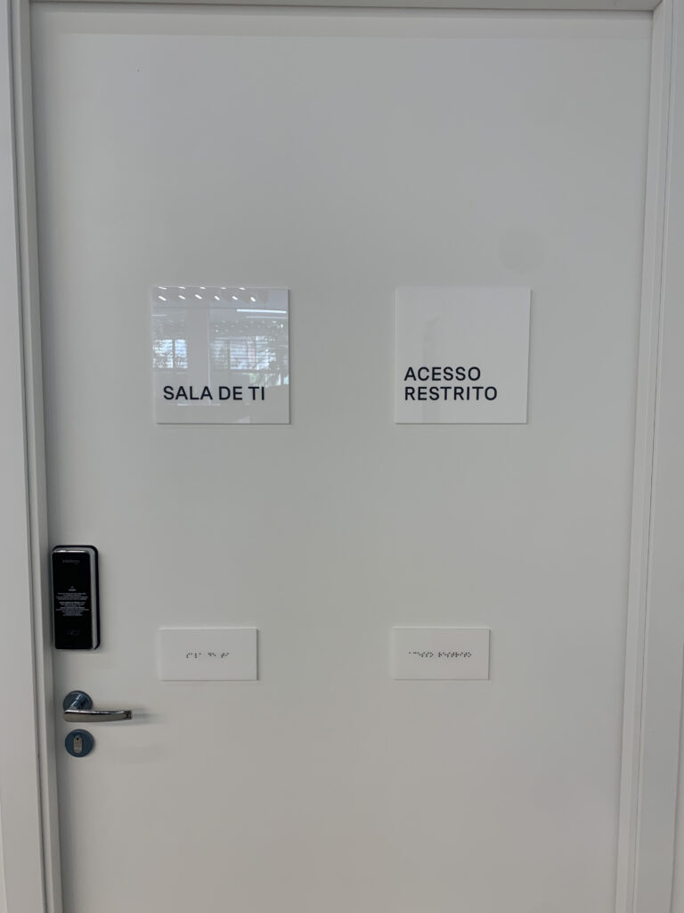 Placa de identificação de espaço.