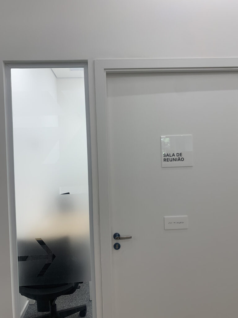 Placa de identificação de espaço.