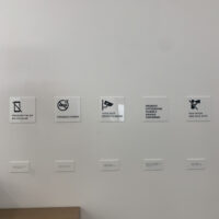 Placa de identificação de espaço.