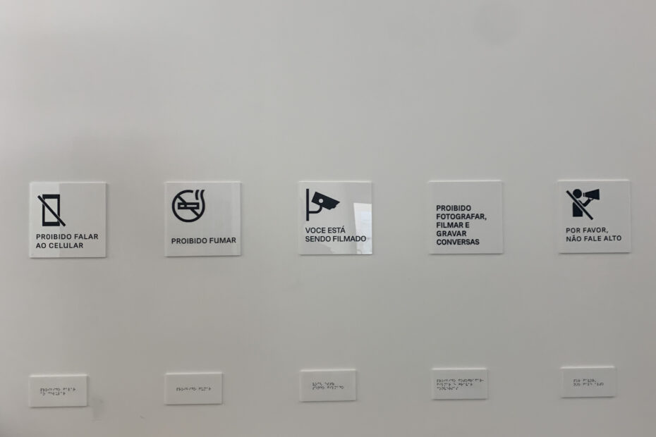 Placa de identificação de espaço.