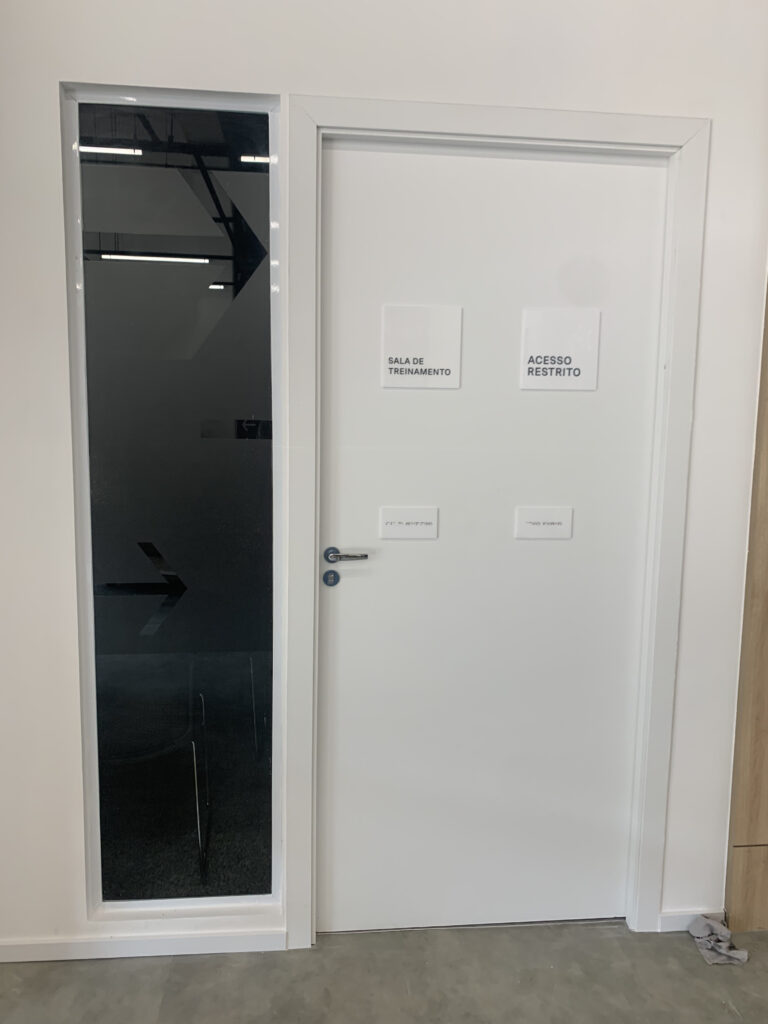 Placa de identificação de espaço.