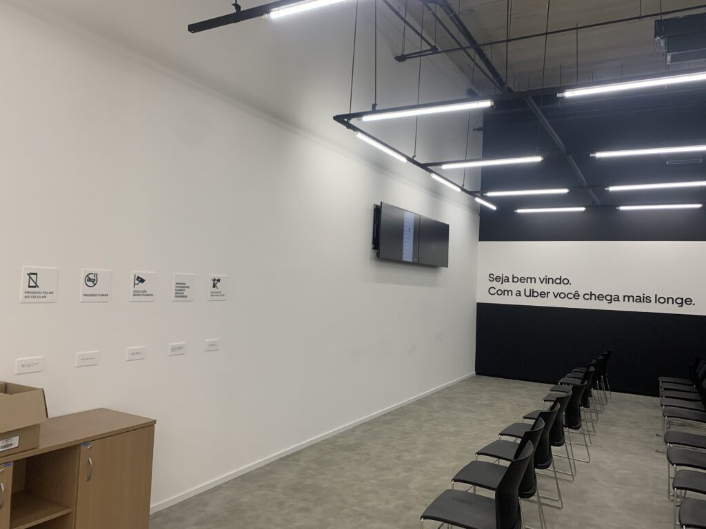 Placa de identificação de espaço.