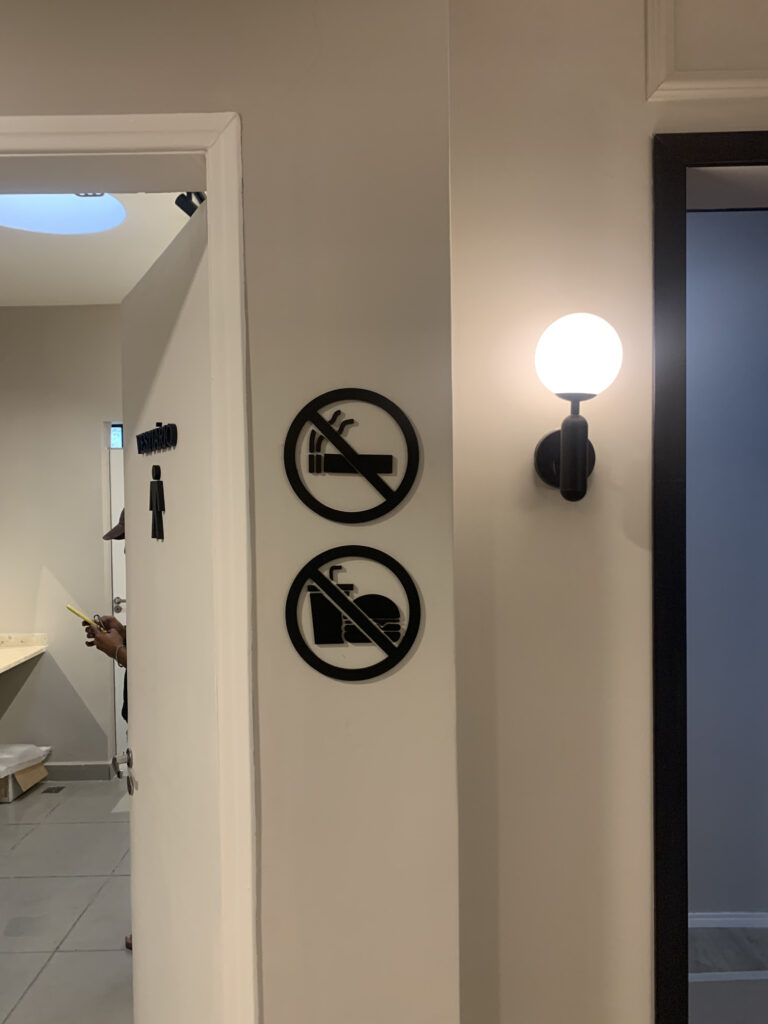 Sinalização em acrílico