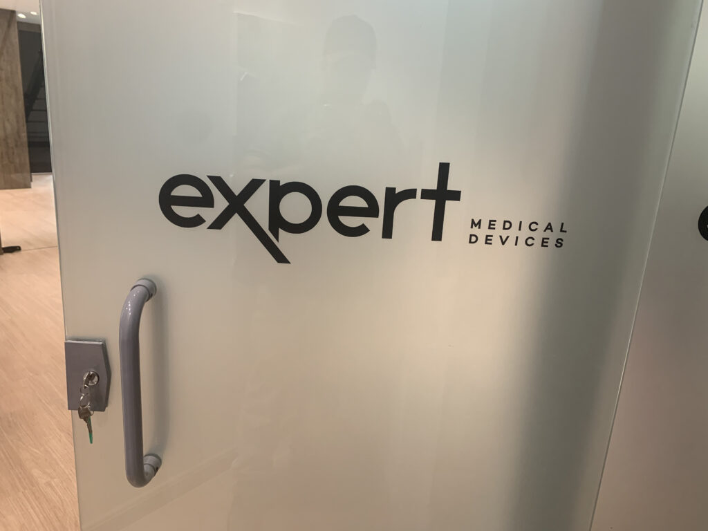 Adesivo jateado com vinil.