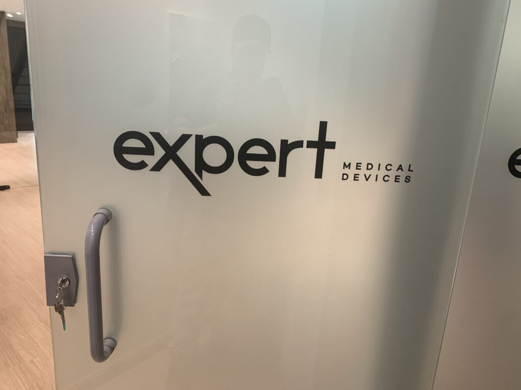 Adesivo jateado com vinil.