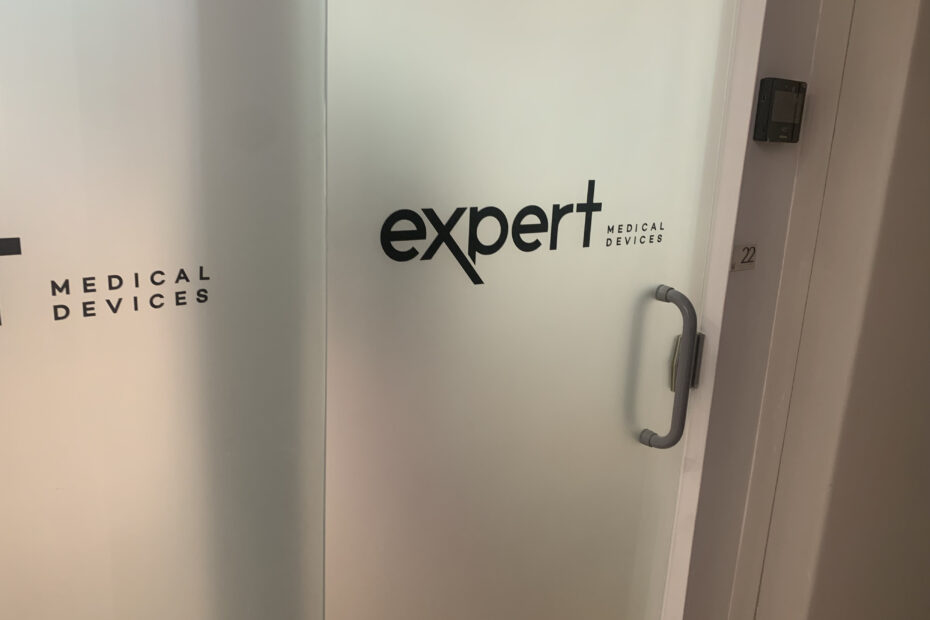 Adesivo jateado com vinil.