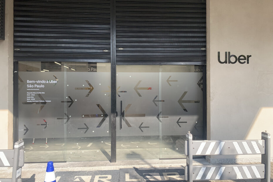 Adesivo jateado com recorte especial.