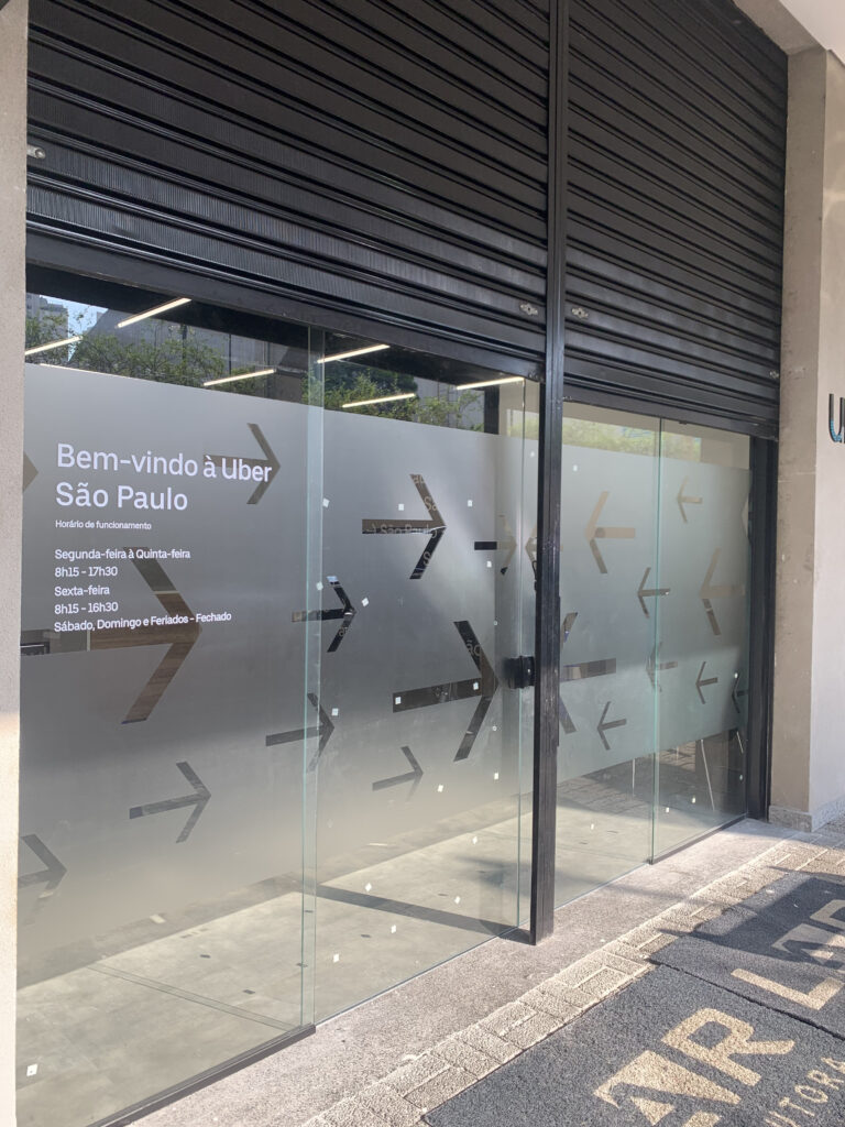 Adesivo jateado com recorte especial.