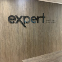 Letra-caixa em acrílico.