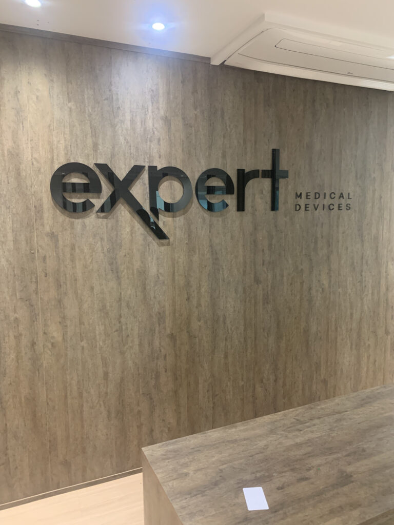 Letra-caixa em acrílico.