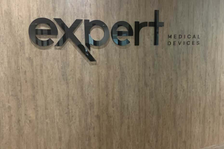 Letra-caixa em acrílico.