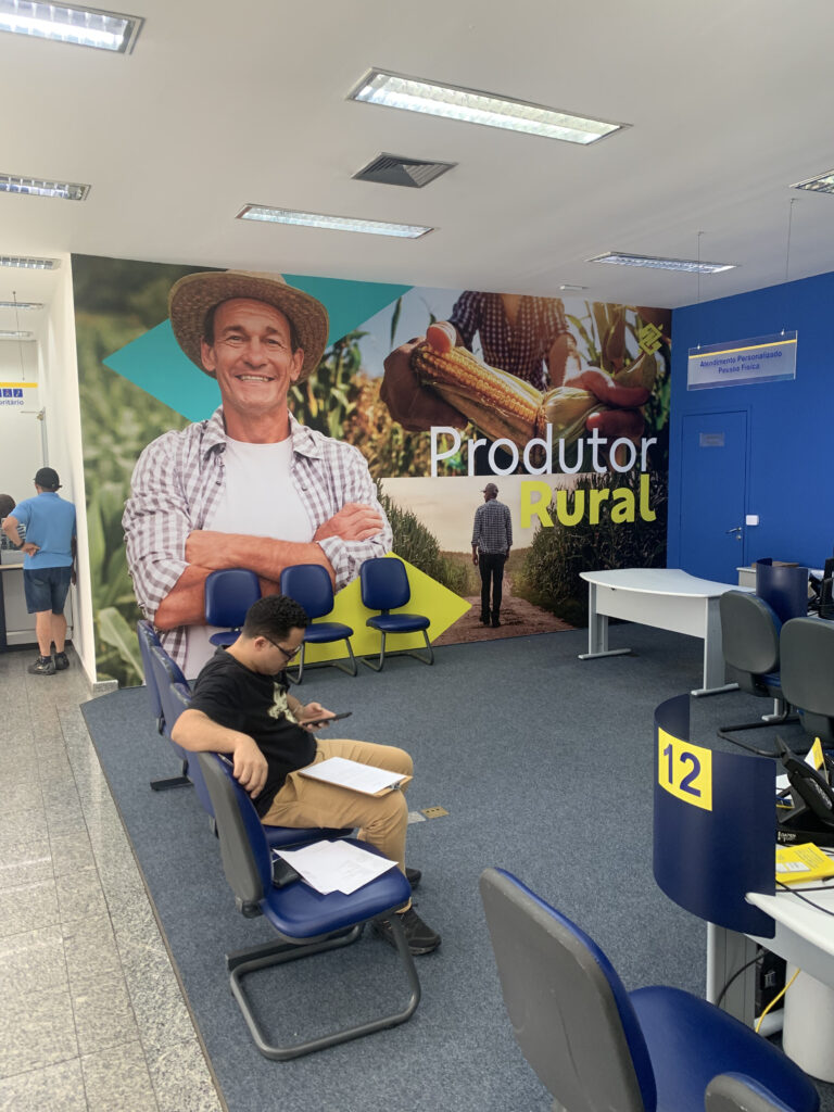 Adesivação de parede corporativa.