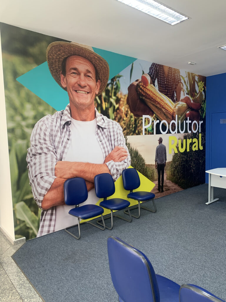 Adesivação de parede corporativa.