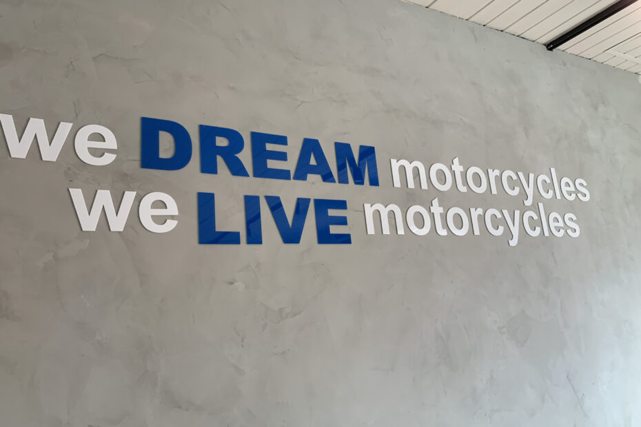 Adesivação de paredes.