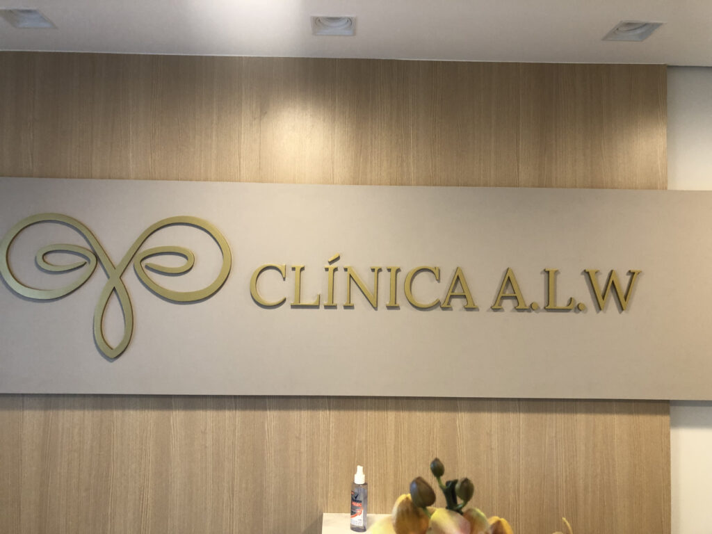 Letreiro em acrílico com pintura automotiva.