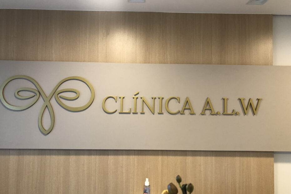 Letreiro em acrílico com pintura automotiva.