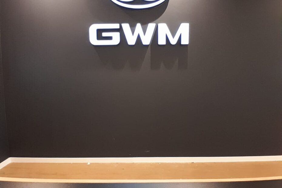 Letreiro interno iluminado.