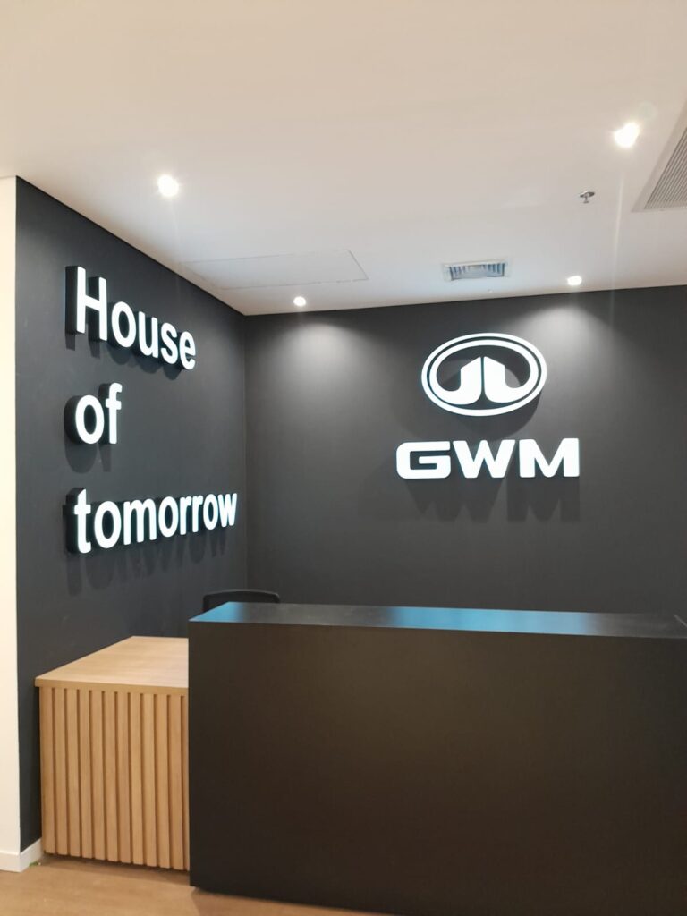 Letreiro interno iluminado.