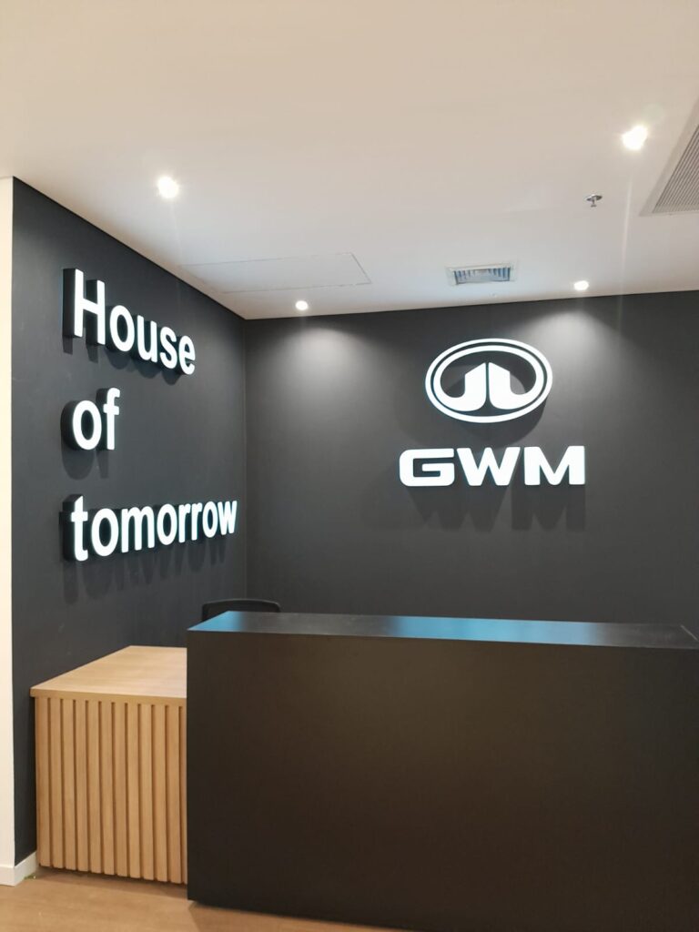 Letreiro interno iluminado.