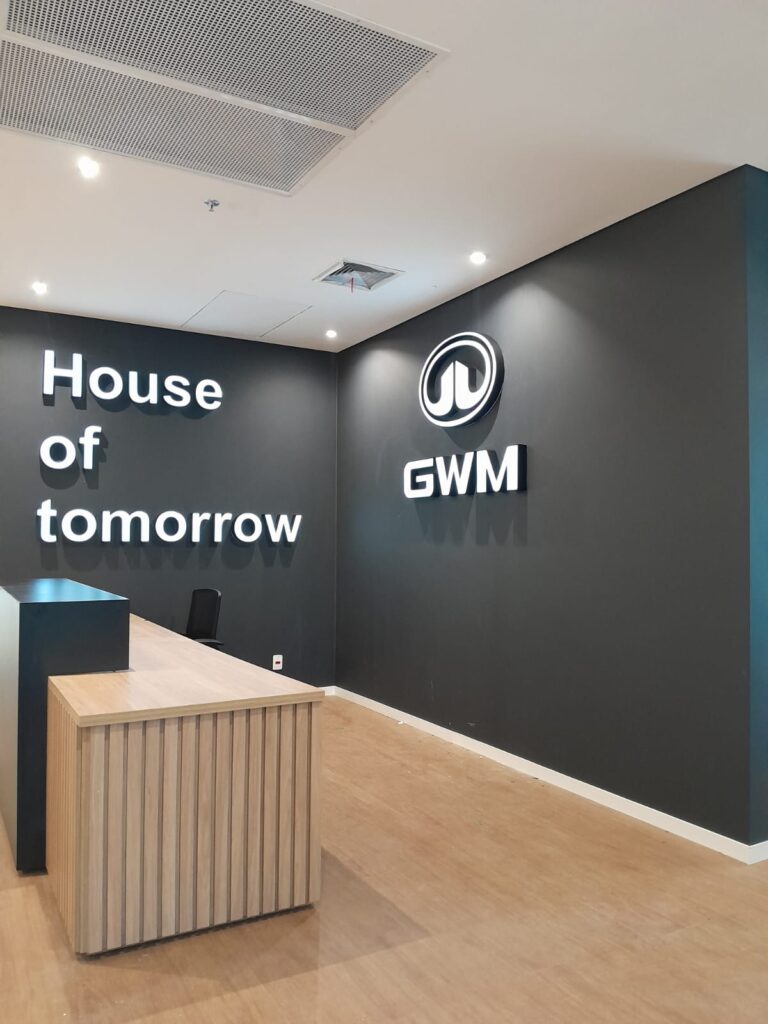 Letreiro interno iluminado.